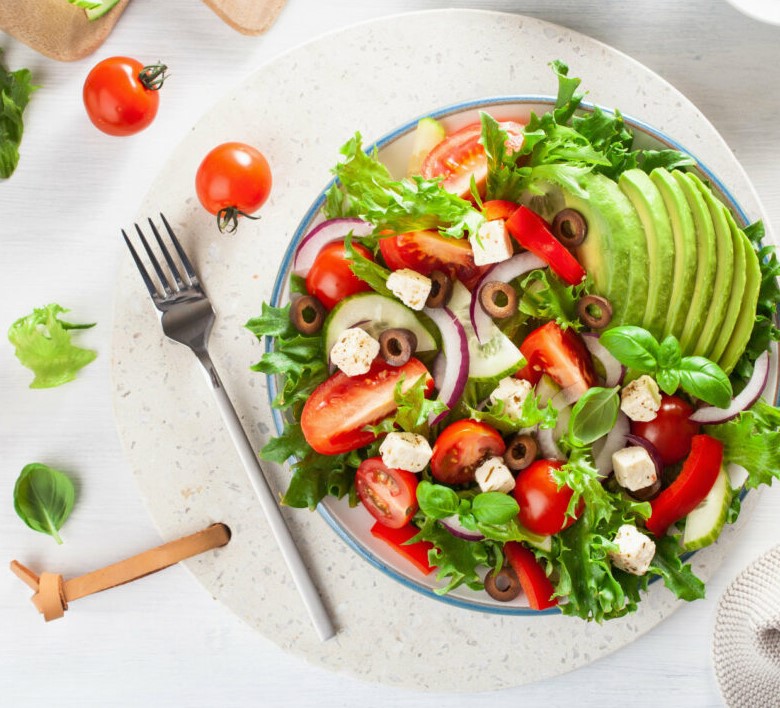 salade-grecque-avocat-tomate-800x840